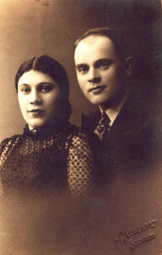 Zalman Gradowski and his wife Sarah nee Zlotoyabko (ca. 1935). From the collection of Libe Friedman-Ahuava Glick